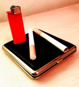 табакера със запалка и цигари